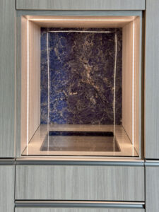 前寄りの三方にLEDテープ照明が仕込まれている。