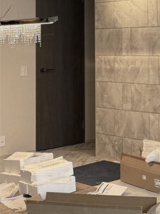 左上に見えるペンダントライトは未完。壁のタイル張りは完成している