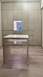 新居クローゼットに置いた、旧居から持ち越したコンソールテーブル。