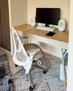 DENにワークデスクとチェアーを置いてワークスペースにした。