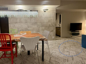 点線の部分に置く。現状、ぽっかり空いて用を成さない空間になっている。