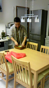 初期の光景。ダイニングセットはパートナーが持っていたもの。俺が若い。（笑）