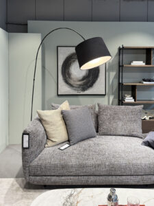 これは店に展示品があった。結構大きいので、室内のメイン照明になり得る。