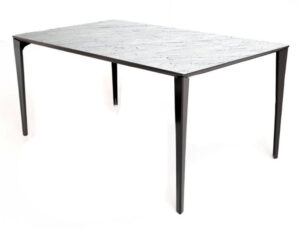 Valore（ヴァローレ）というテーブル。これはカタログ写真を基にPhotoshopで選んだ天板写真をはめ込んだもの。