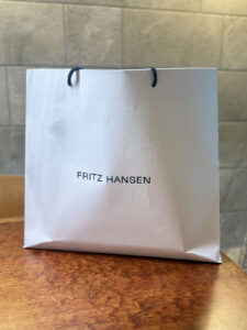 ファッションブランド以外のショッパーを見るのは珍しいかもしれない。