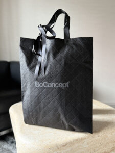 リボンがけの包みを開けると…。