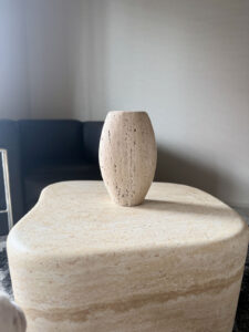 本物のトラバーチン製で、重量感があるが、形は軽やか。もちろん良い質感。