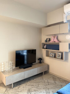 テレビボードと棚が立体的に交差する配置になっている。