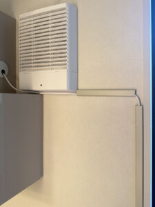棚に開けてもらったコード用の孔から換気口下へ誘導し、窓の桟横の配線モールへ。
