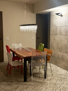 ブビンガのテーブルを置いた様子。一番手前と奥のチェアーが買い足したアミアミ。