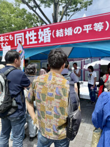 ブース内では弁護士を招聘して、トークショーが行われていた。