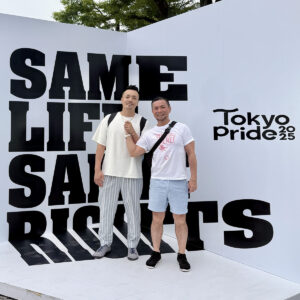 俺(右)が着ているのはマリフォーのTシャツ。パートナー(左)は着替え前。