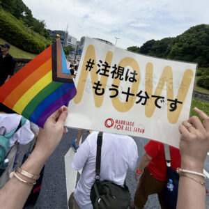 俺とパートナーの持っていたプラカード。マリフォーが用意したもの。