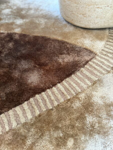 パーツが組み合わされている様子と素材感が面白い。