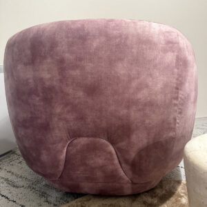 壁寄せの配置だとほとんど見ることはないが、実は後ろ姿もステッチングがあってかわいい。うちでは「蟹のふんどし」と呼んでいる。