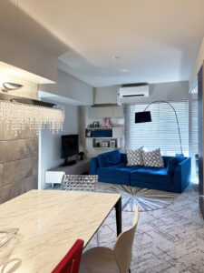 ソファーの斜めのラインが視線を奥の棚に誘導する