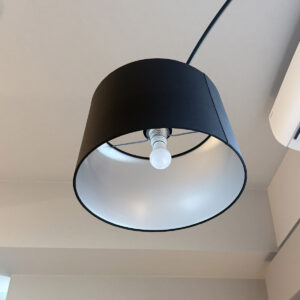 シェードの構成はシンプル。内側はメタリックなグロス仕上げで、光を反射するようになっている。