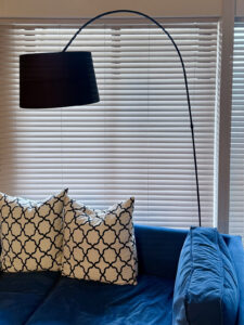 シンプルだが部屋のいいアクセントになるKutaフロアランプ。