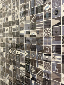 エルメスでおなじみのモチーフが何パターンもアレンジされて国旗のように並ぶ。