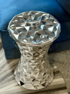 トップにもプリズムカットのような加工が施されている。凸凹に見えるが、クリアートップで実際はフラット。