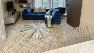 右からダイニングチェアーのアミアミ（シートバックが写っている）、中央がストーン、そしてテレビ台に同じくカルテルの花瓶マトラッセがある。