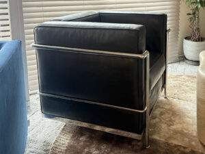 LC2はモダン家具の代表選手。