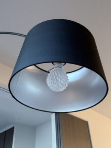 替えた電球。消灯時。