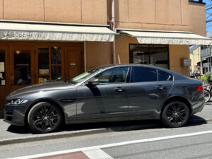 ある日出かけた気に入りのパン屋の店先で。このパン屋ももうない。