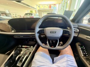 運転席周り。こちらはSラインなのでステアリングはこんな感じ。