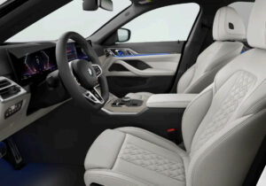 M440iのフル・レザー・メリノシート。分かりにくいが、ダッシュボード下部のカラーもシートとコーディネートされるようだ。