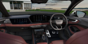 インストルメントパネルデコラティブトリム/インナードアハンドルトリム/ドアアームレストはシート同色のダイナミカ（人工スエード）張りになる。