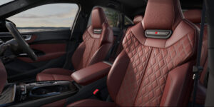 シートはベンチレーションのためパーフォレーテッド、ヘッドレストには2個ずつサラウンドスピーカーが内蔵される。