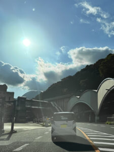 箱根湯本駅は車も人も多かった。