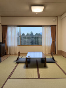 何ということはない和室。古めだが、きれいではある。