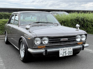 改造されている車が多いなか、オリジナルに近い1桁ナンバーのこんな車も。