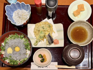 生しらす丼、しらすかき揚げ、釜揚げしらすのしらす三昧。
