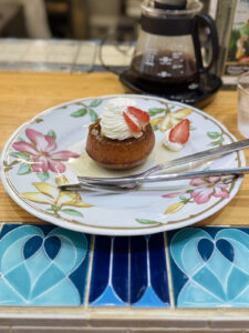 サバランの店名どおり看板メニューのサバランを食す。生地と洋酒のマッチングが良い。