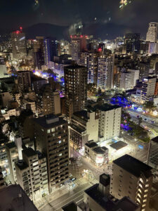 部屋から眺めた広島市街の夜景。
