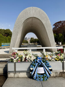 青い花輪はボツワナ大統領の献花。