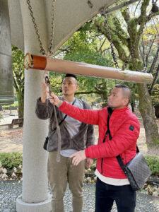 平和の鐘を撞く。