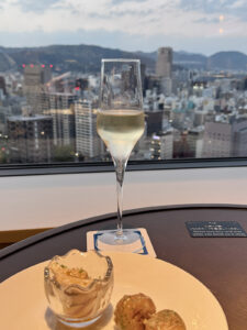 日暮れていく市内を眺めながら。