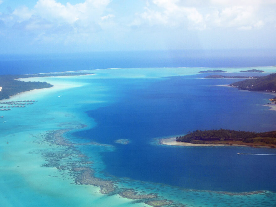 15年前、パートナーと初めて行った旅行で空から見たタヒチのボラボラ島の眺め。