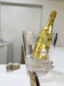 着席したコーナーにはクリスタルと、土壌の石灰岩。残念ながら今回はクリスタルは飲まず。