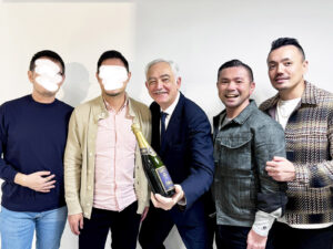 左が友人カップル、中央がPierre-Christian Tramier氏、そして右が俺とパートナー。