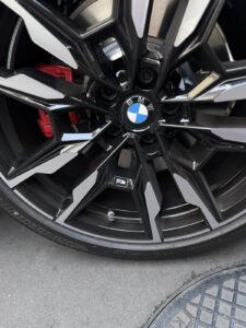 MロゴのBMW エアバルブキャップは購入したスターターズパッケージなるものに含まれていた。ホイールのMロゴは標準で付く。