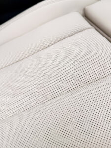 座面。画面右上の前端との隙間が空いているのは、サイサポートを引き出せる機構になっているため。