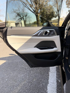 リアドア内部形状。無論アイボリーホワイト部分はメリノレザー。