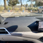 中央付近にはアクセントステッチが入っている。斜め模様は光の加減によるモアレ。実際は平坦。