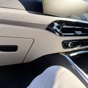 ダッシュボード下部とグローブボックス蓋もメリノレザー張り。