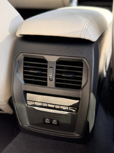 後席用エアコンコントロールがあるのは嬉しいところ。